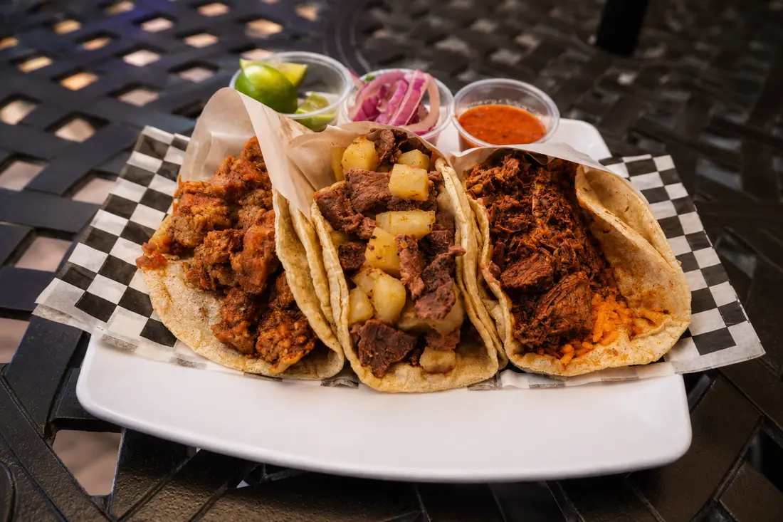 Tacos de guisado preparados en Los Dorados